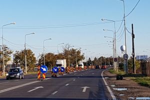 Noutate pe DN 79, de la ERA Park Oradea până la Aeroport: Drumarii au amplasat balize şi vor monta separatoare de sens din beton