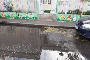 Dupa TANCRAD, potopul. Lucrari lasate “in balta”, gropi si multa nepasare / Prichindeii gradinitei 51 condamnati sa treaca strada cu barca