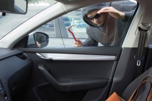 Spărgător auto prins în flagrant de un poliţist aflat în timpul liber la Sibiu