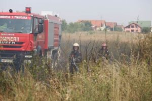 Pompier rănit grav după ce a fost călcat de o autospecială în timpul unei misiuni, în Timiş