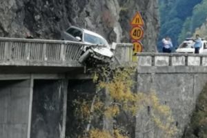 Fost jandarm găsit mort într-o râpă, pe Transfăgărăşan. A încercat să sară cu maşina de pe un pod, însă parapetul nu a cedat
