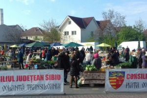 Șapte ani de piaţă volantă la Sala Transilvania – Sibienii invitaţi să îi vadă pe Căluşerii din Răşinari