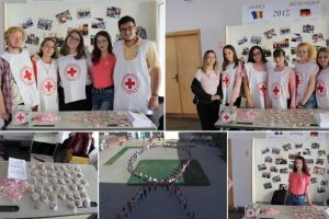 FOTO. Ziua Mondială de Luptă Împotriva Cancerului la Sân marcată la Sebeş de voluntarii Crucii Roşii: „Fundiţă umană” roz formată de elevi şi profesori în curtea Colegiului Naţional „Lucian Blaga”