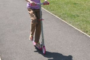 Fetiţă lovită de o maşină în Sibiu – A ieşit cu trotineta în stradă