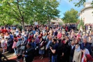 FOTO PS Caliniuc Botoşăneanul şi un sobor de preoţi au resfinţit o biserică dintr-o comună din Botoşani. Sute de credincioşi au fost prezenţi