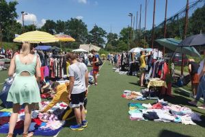 FOTO Garden Sale Sibiu – Cel mai mare târg de haine vintage şi jucării se ţine în Valea Aurie