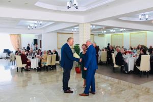 Cuplurile longevive din Bistriţa, premiate de municipalitate de Ziua persoanelor vârstnice