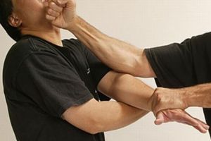 Ordine de restricţie pentru un bărbat din Braşov şi-a agresat fizic fratele