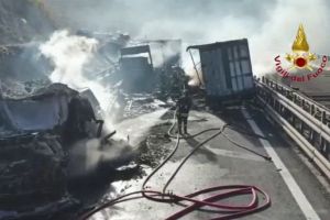 Doi şoferi români de TIR, răniţi într-un grav accident cu camioane în Italia (FOTO / VIDEO)