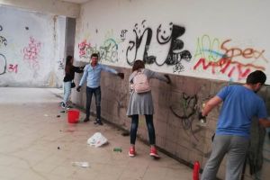 FOTO: Tinerii fac curăţenie în pasajul Gării Focşani