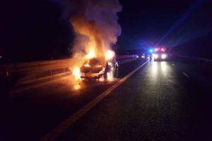 Foto| O maşină s-a făcut scrum pe Autostrada A1, sensul de mers Sebeş-Sibiu