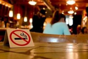 Dragnea susţine că Legea antifumat nu se schimbă, dar deputaţii discută