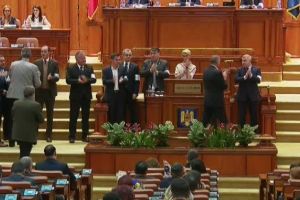 Moţiunea de cenzură a fost depusă. Are cu 4 semnături mai mult decât ar fi necesare