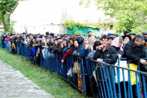 Brailenii si statul la coada, intre traditie si placere, cu un strop de natangie / Cozi pentru nimic si cozi pentru orice