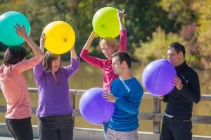 Persoanele cu dizabilităţi din Sibiu urcă pe scenă. Spectacolul e pentru toată lumea