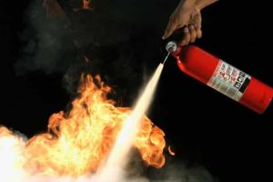 VIDEO. Imagini surprinzătoare! Elevii unui liceu din Timişoara, goniţi cu extinctorul de la fumat de către director