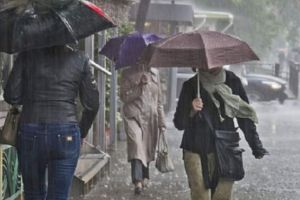 Val de FRIG deasupra României. Temperaturile scad cu până la 15 grade. Lapoviţă şi ninsoare la munte, ploi în rest