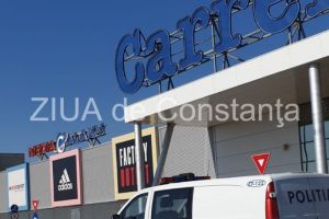 Jaf ca in filme la Constanta!: Seiful dintr-o casa de schimb valutar, taiat cu flexul. Hotii au intrat prin acoperisul unui centru comercial (galerie foto+video)      