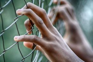 Tânăr recidivist din Cugir, trimis într-un centru de deţinere a minorilor, după ce a tâlhărit un bărbat pentru un 1 leu şi 80 de bani