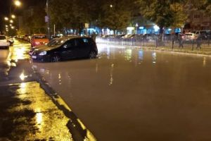 Conductă de apă avariată în cartierul Dâmbu