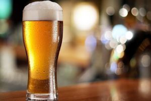 Doi sigheteni s-au ales cu dosare penale dupa ce au furat 10 sticle de bere si mai multe pahare