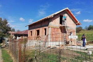 A fost ridicată casa din Corneşti, cu sprijinul preoţilor şi credincioşilor, pentru o familie nevoiaşă