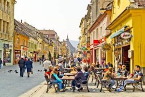 Vizitatorii străini în România au fost mai mulţi cu 15,3% în august, dar cu 26% mai mulţi români au plecat în străinătate