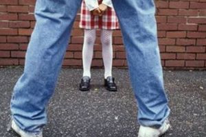 Fetitã agresatã verbal de un bãrbat care isi fãcea nevoile langa Scoala 