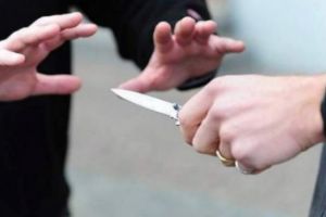 Scandal pe Strada Bahluiului din Ploieşti! Concubinul unei femei a fost înjunghiat de soţul acesteia!