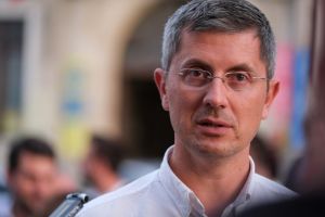 Vai, ce fiţe! Barna a uitat limba română dupa ce s-a intors din America