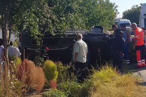 S-a răsturnat cu maşina şi a ajuns la spital