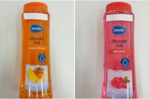FOTO Geluri de duş, retrase de pe rafturile unui mare hypermaket – Nu le folosiţi