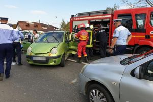 FOTOGALERIE. Accident grav pe bulevardul Lucian Blaga. O persoană a rămas încarcerată
