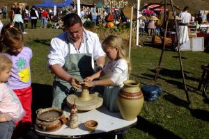 Festivalul bunătăţilor: Sătenii din comuna Roşia aşteaptă oaspeţi la a opta ediţie a târgului 