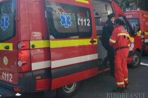 Inconştient la volan: Beat, fără permis, la volanul unei maşini radiate, a intrat frontal într-un buldozer şi a băgat două adolescente în spital