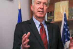 FOTO. Ambasadorul SUA a revenit la Reşiţa cu sute de cadouri pentru locuitorii din Caraş-Severin