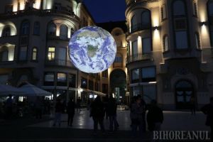 „Pământul” a fost suspendat în Piaţa Unirii: zeci de orădeni au fotografiat instalaţia luminoasă adusă în premieră în România (FOTO / VIDEO)