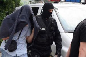 Un muscelean a pipăit o fetiţă de nouă ani