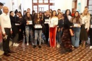 Cunoaşterea limbii române „şterge prejudecăţi şi este o poartă deschisă spre lume, spre o mai bună comunicare”