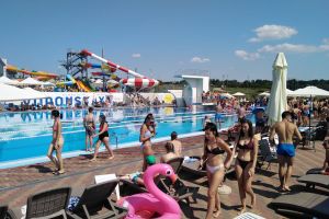 Concluzii după o zi petrecută la Cornişa: locul unde poţi să-i dai neveu lu frac-tu, de unde pleci cu găuri pe care nu ţi le doreai şi unde, dacă ai noroc, prinzi şi un târg de produse turceşti