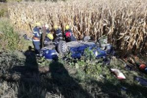 FOTO Accident cu un mort şi patru răniţi după ciocnirea violentă dintre două maşini şi un camion
