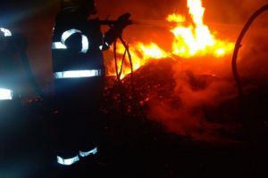 Incendiu violent, azi-noapte, la Ostrov. Salvatorii s-au luptat 9 ore cu flacarile! (galerie foto)