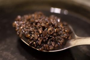 Un tip de orez mai puţin cunoscut îi contrariază pe români. Când îl fierbi apa se colorează în violet