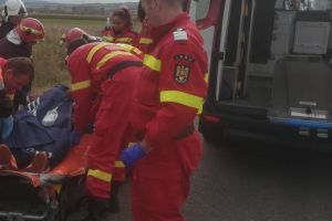 Accident cu două autoturisme şi un microbuz în Oradea: Trei copii răniţi, dintre care o fetiţă în cod roşu