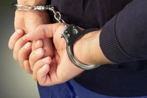 A ajuns în arest, după ce a blocat un autoturism şi s-a năpustit cu pumnii asupra şoferului