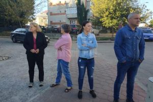 Un grup de locatari de pe strada Gavril Tudoraş a blocat amplasarea noilor containere de gunoi ...