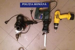 FOTO. PERCHEZIȚII în judeţul Alba într-un dosar privind furturi de bunuri, cu prejudiciu în valoare de 7.500 de lei. Tânăr de 27 de ani, din Baia de Arieş, cercetat