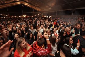 VIDEO FOTO Povestea celui mai tare concept de party din Sibiu – Backyard, de la petreceri în curtea casei la un adevărat fenomen