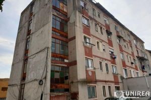 Bloc cu 56 de apartamente din Alba Iulia, modernizat şi renovat pe fonduri europene: Sistem cu panouri solare termice, anvelopare şi intervenţii la sistemul de canalizare
