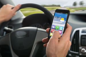 În câteva zile, folosirea telefonului mobil poate lăsa şoferii şi fără permis, şi fără bani